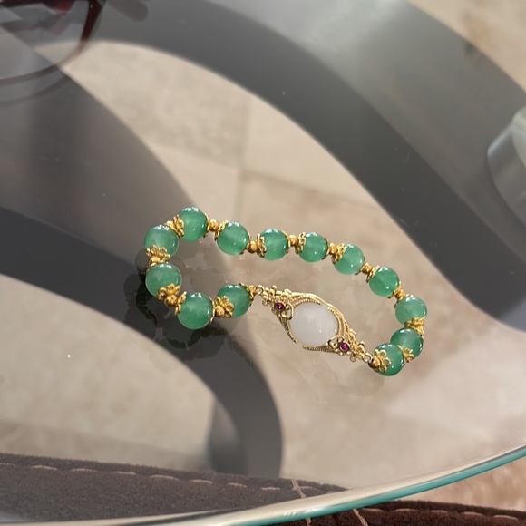 Beautiful Beautiful bracelet. Color white and gold. - Picture 5 of 5